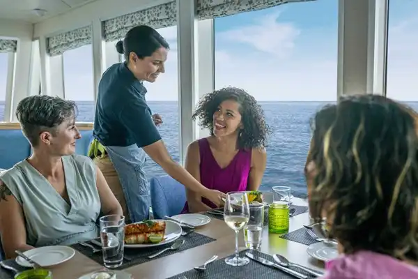NATIONAL GEOGRAPHIC ISLANDER II dining thumb