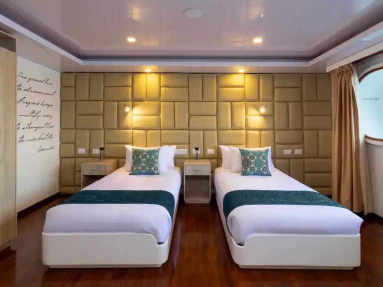 PETREL Stateroom twin beds green throw