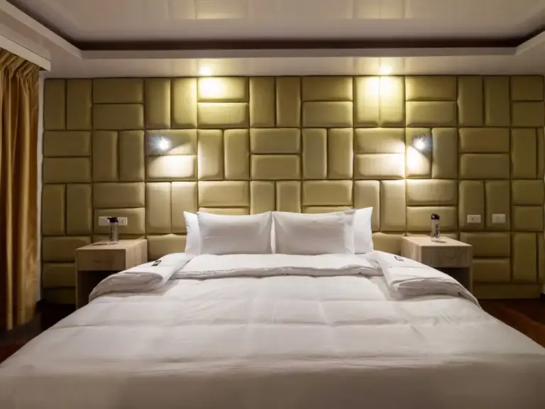 PETREL cabin king bed turned down