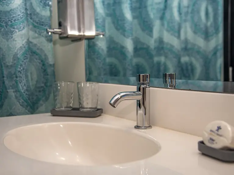 BONITA-YACHT-cabins-bathroom-image