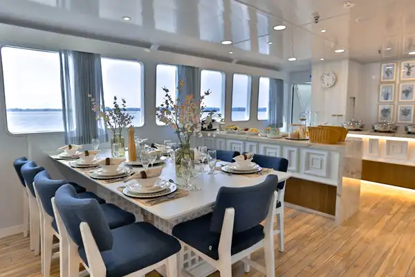 GALAXY DIVER II dining area