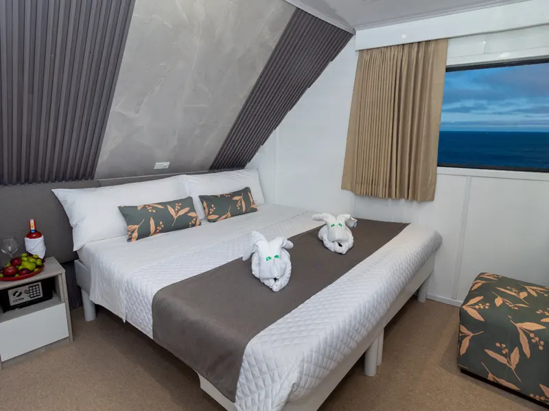 GALAXY-YACHT-matrimonial-cabin-image