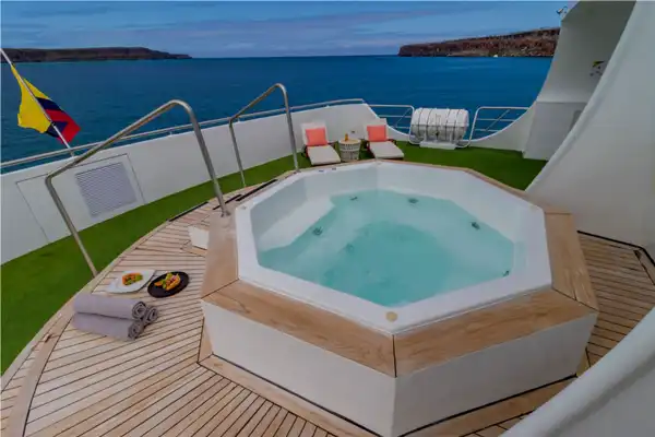 OCEAN SPRAY spa on deck