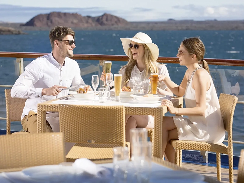 LA-PINTA-life-onboard-services-cafe