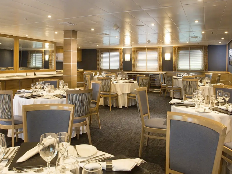 LA-PINTA-life-onboard-services-dining