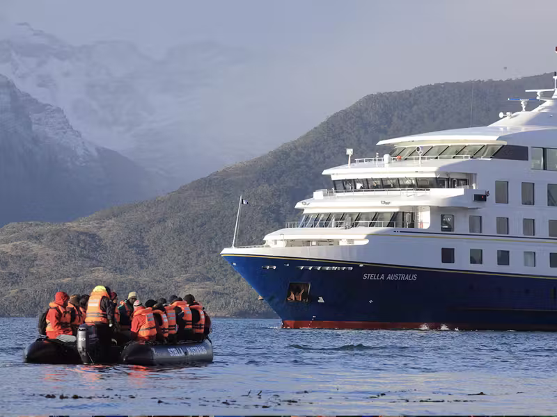STELLA AUSTRALIS ship and zodiac